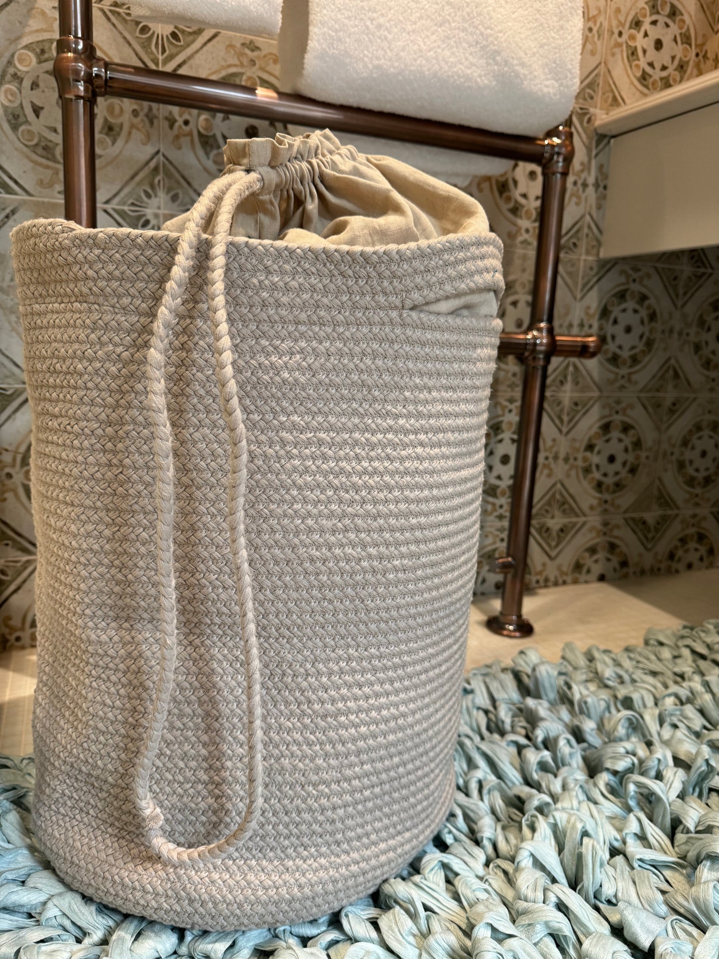 Laundry basket with linen closure