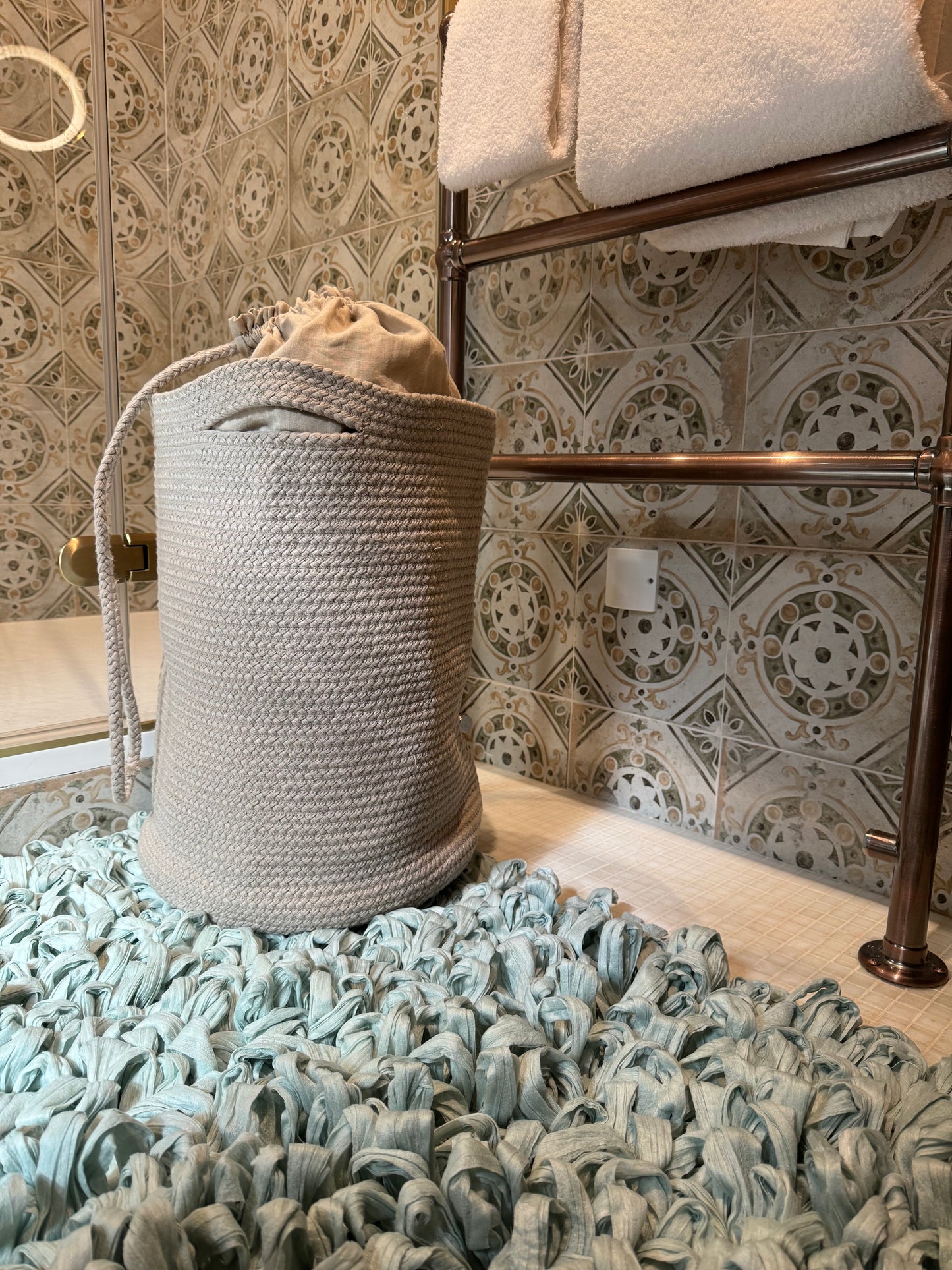 Laundry basket with linen closure