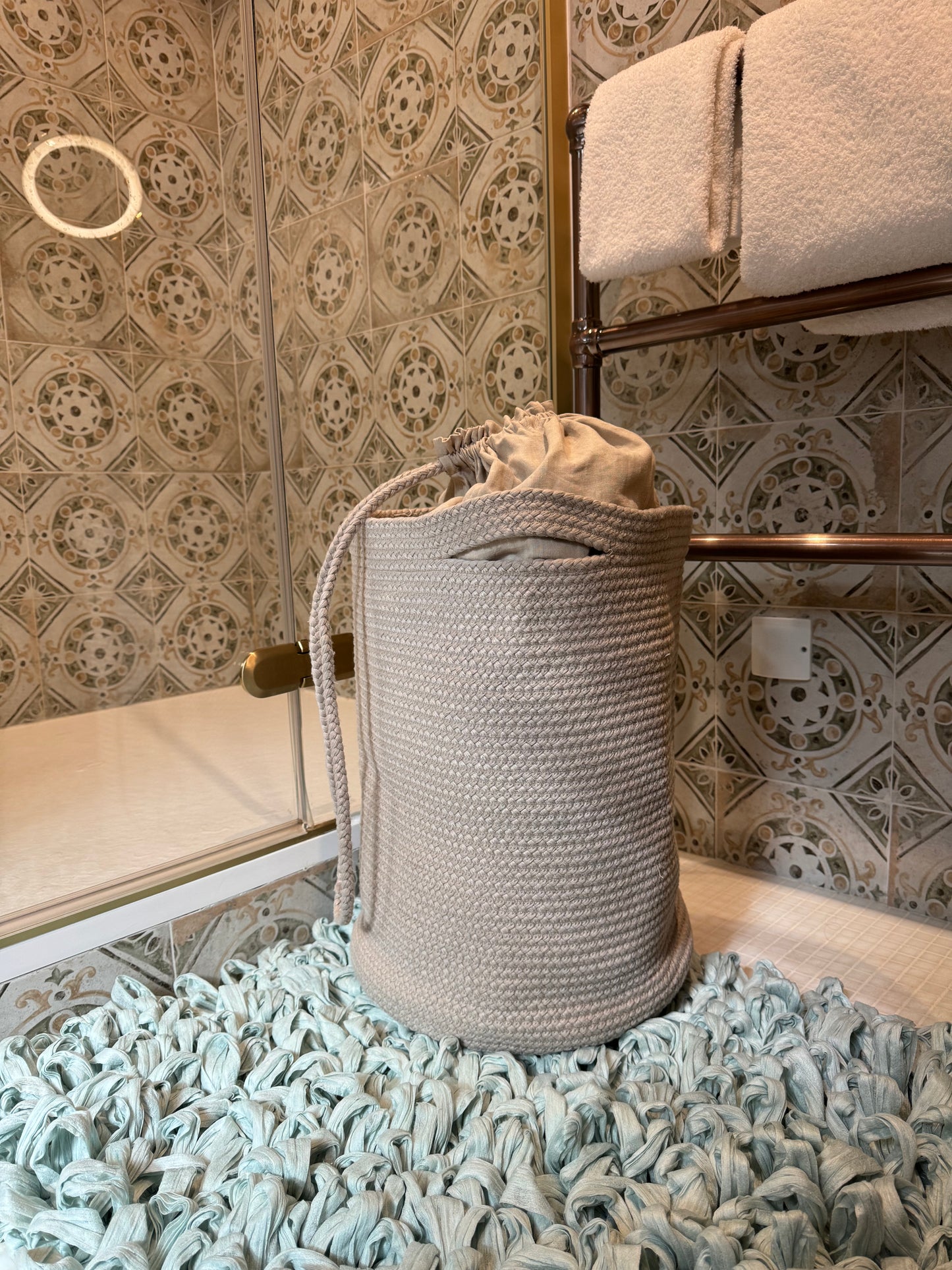 Laundry basket with linen closure