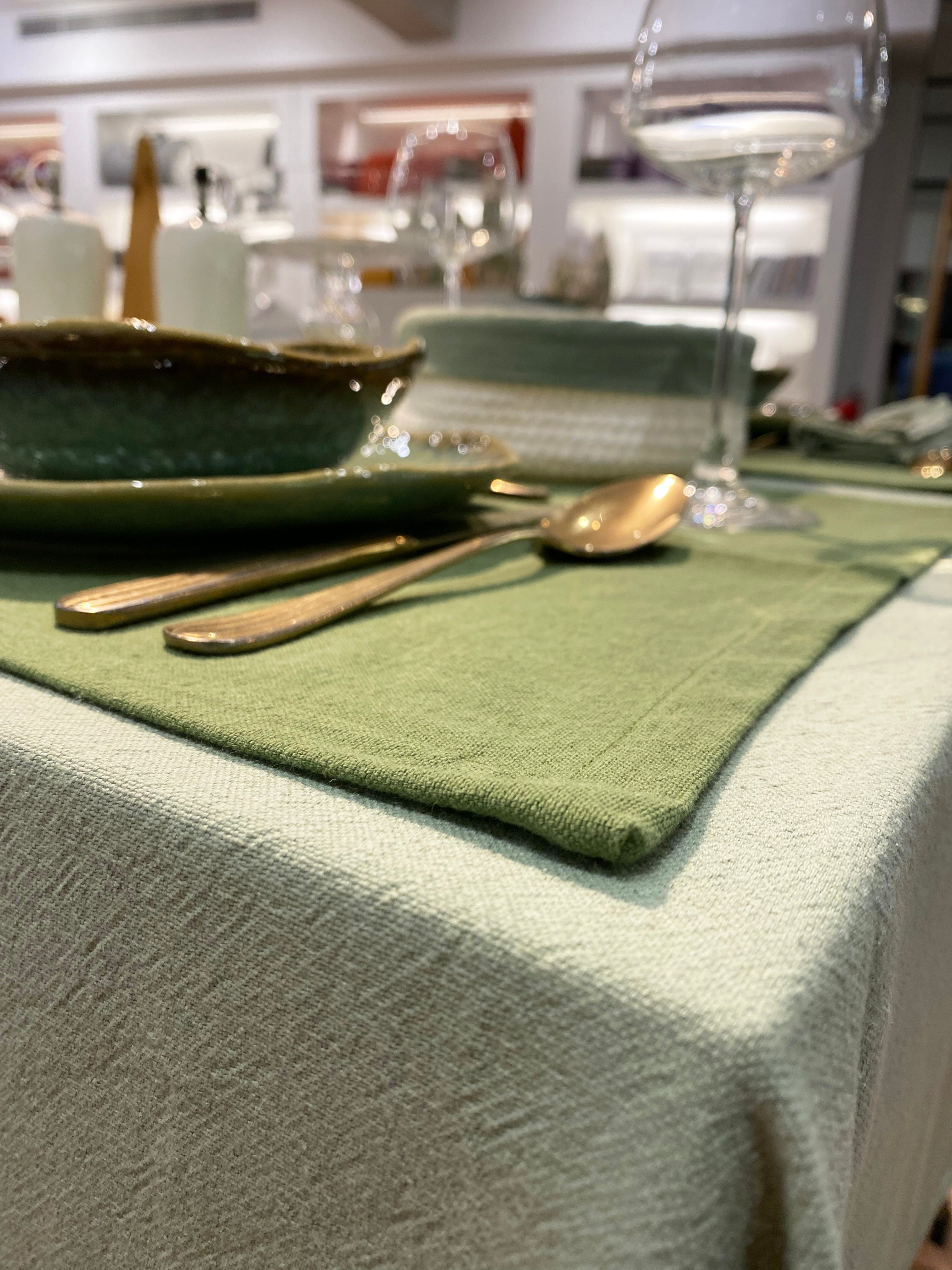 ISLAND AROMAS table set - forest green