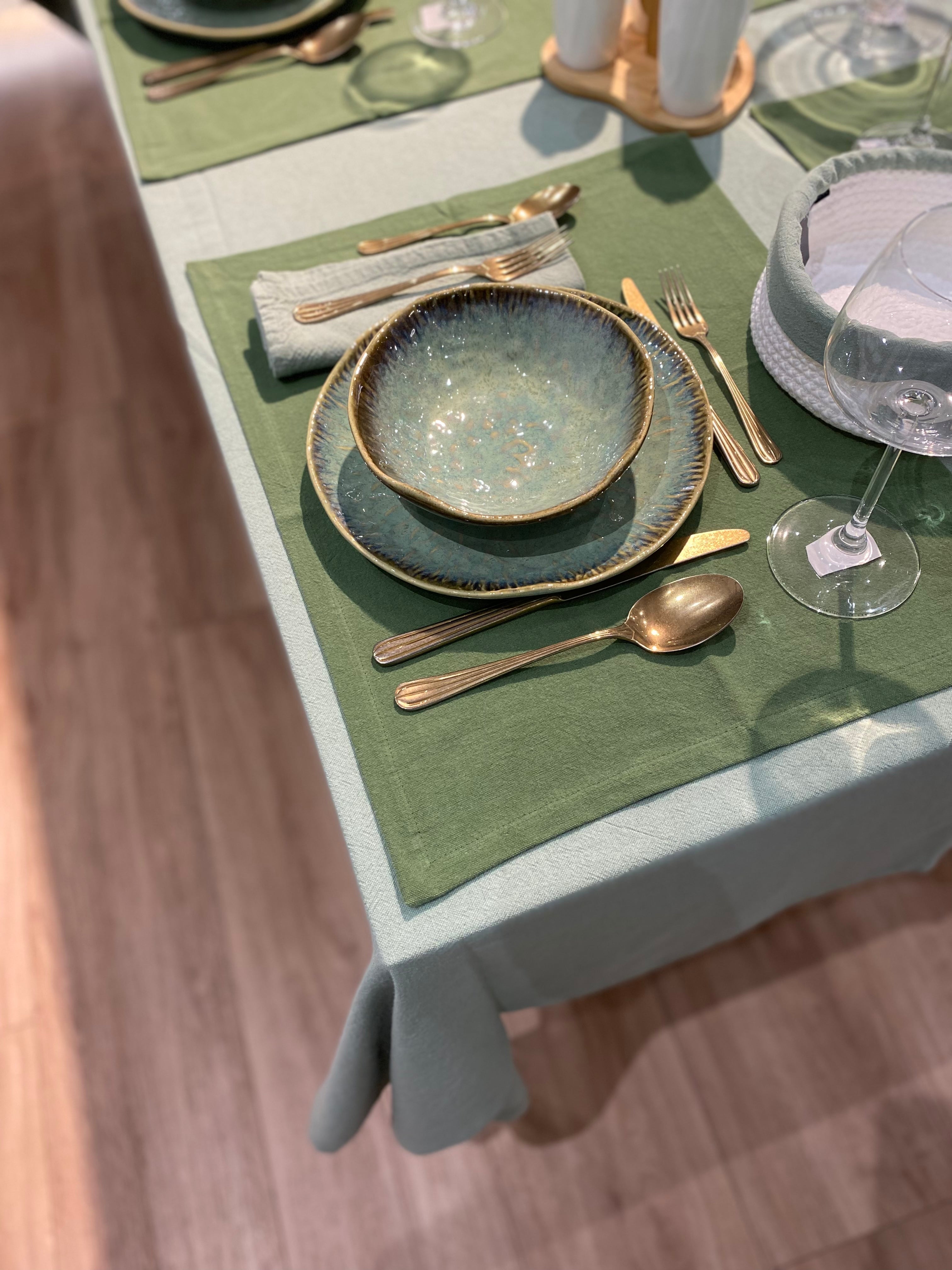 ISLAND AROMAS table set - forest green