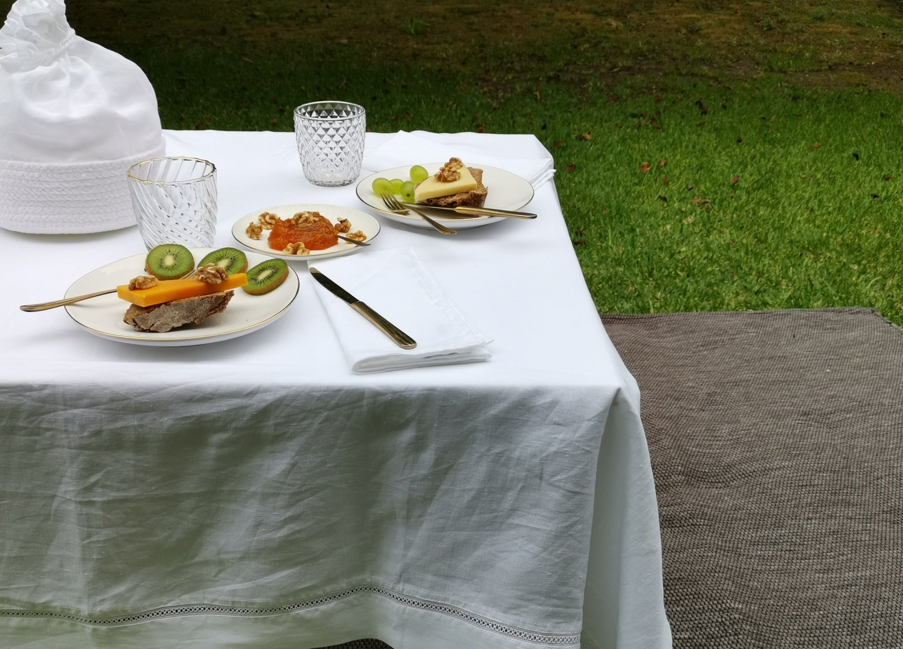 Linen tablecloth with hemstitch white