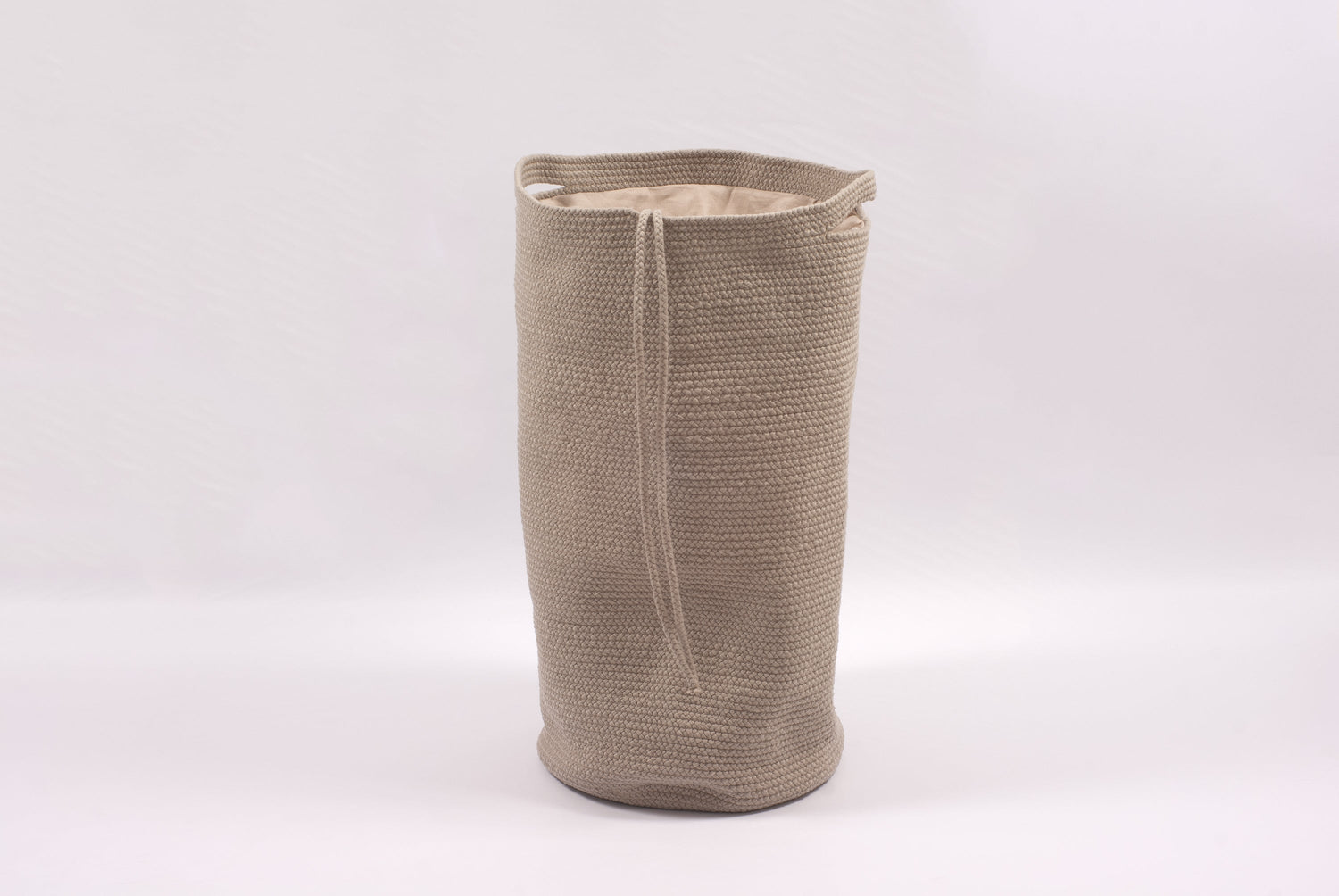 Laundry basket with linen closure