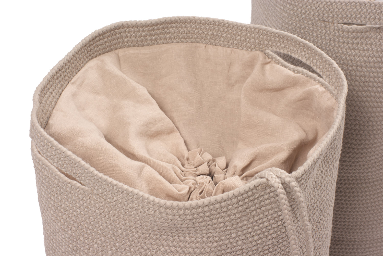 Laundry basket with linen closure