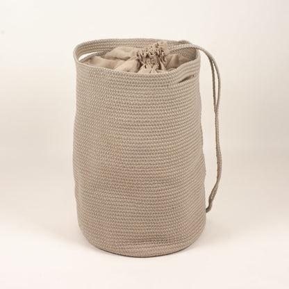 Laundry basket with linen closure