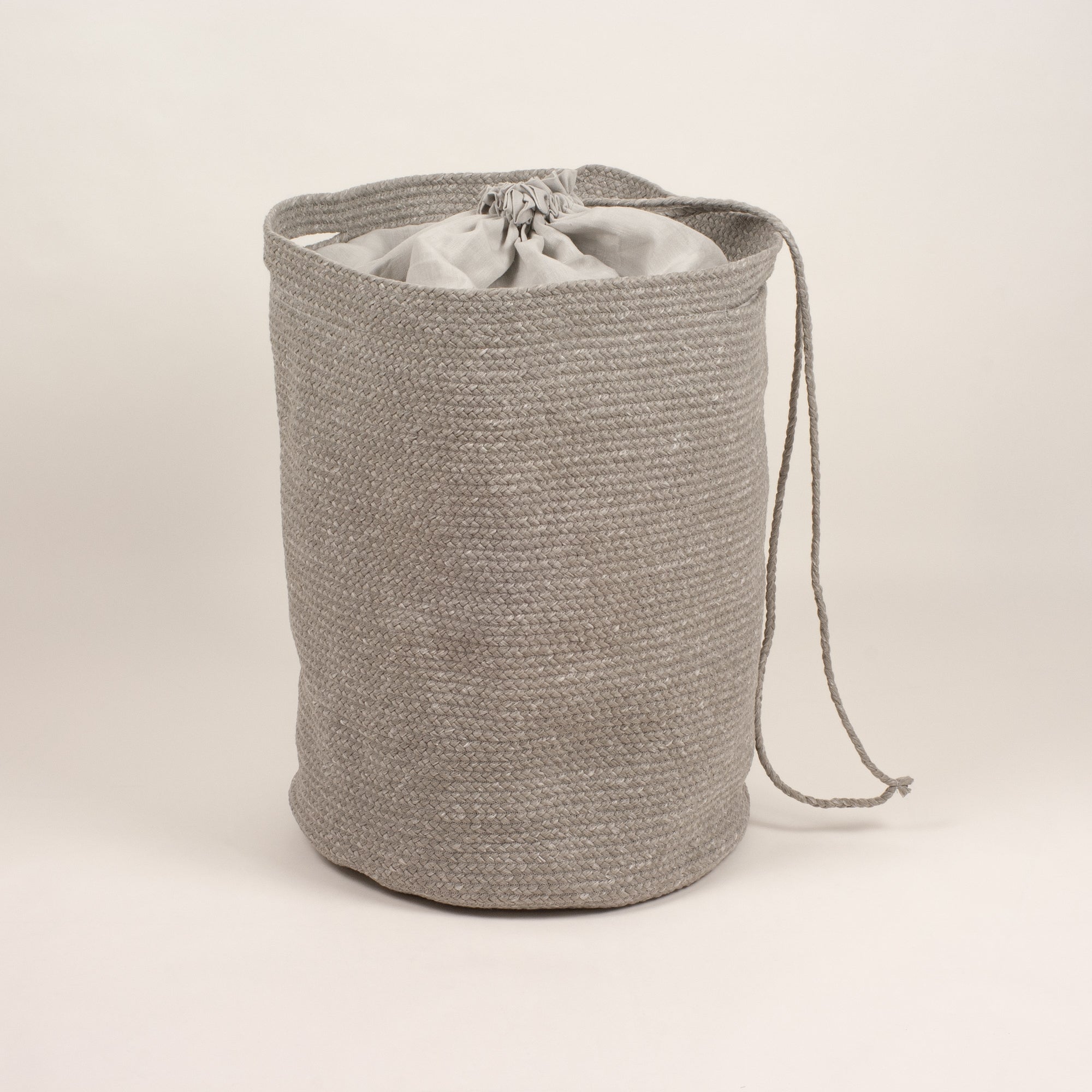 Laundry basket with linen closure