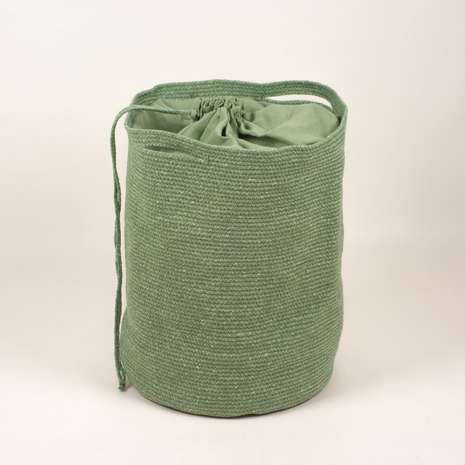 Laundry basket with linen closure