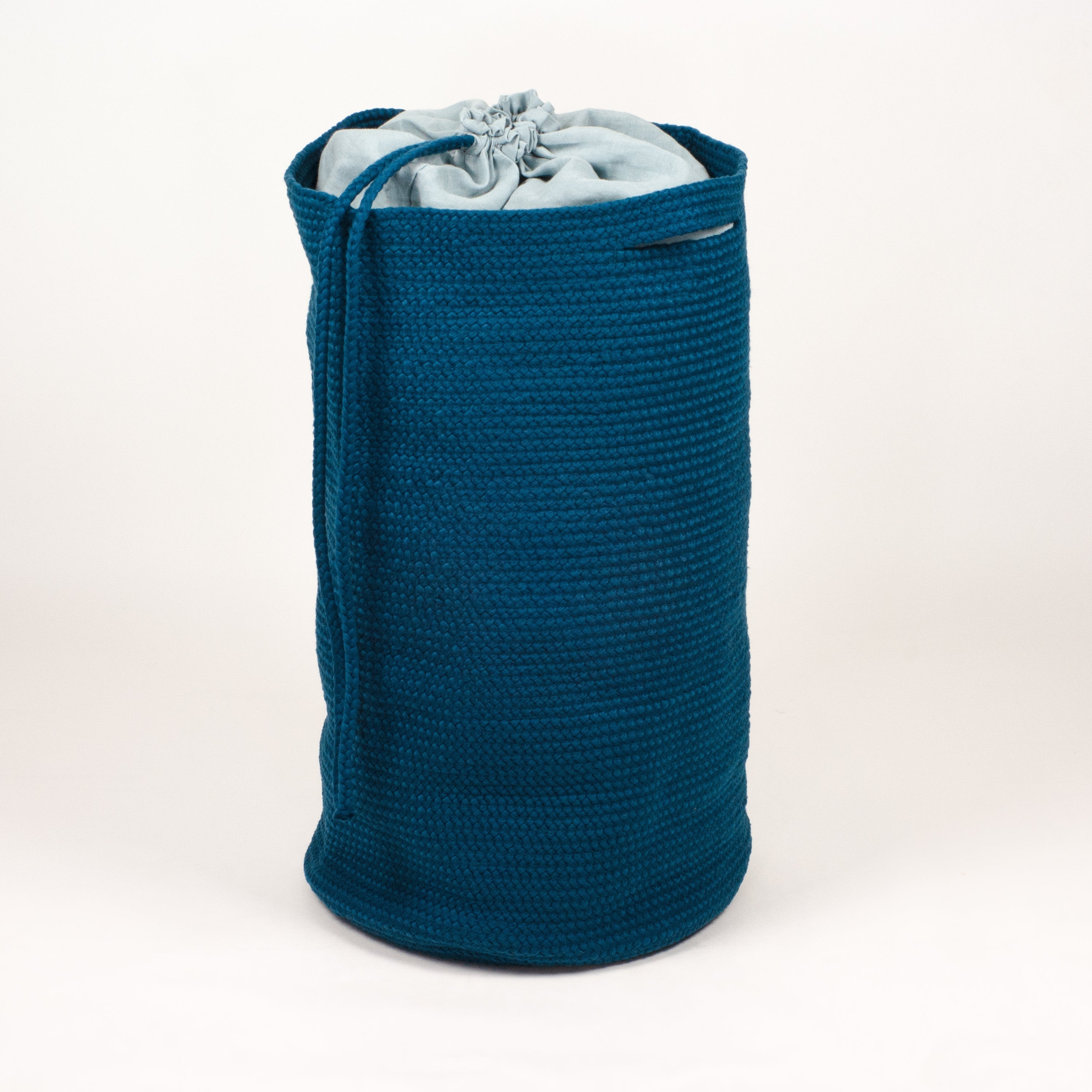 Laundry basket with linen closure