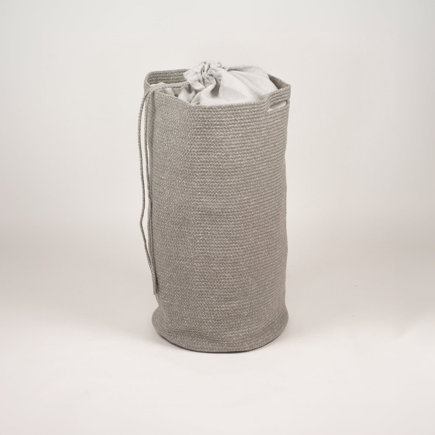 Laundry basket with linen closure