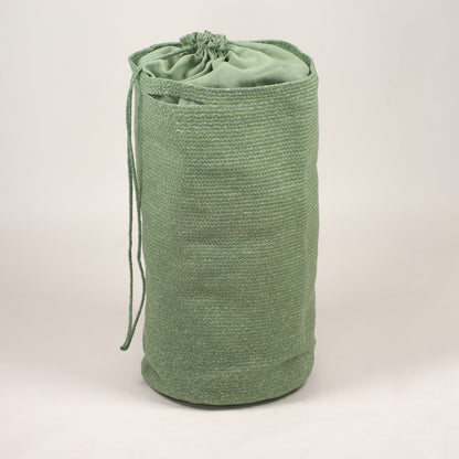 Laundry basket with linen closure