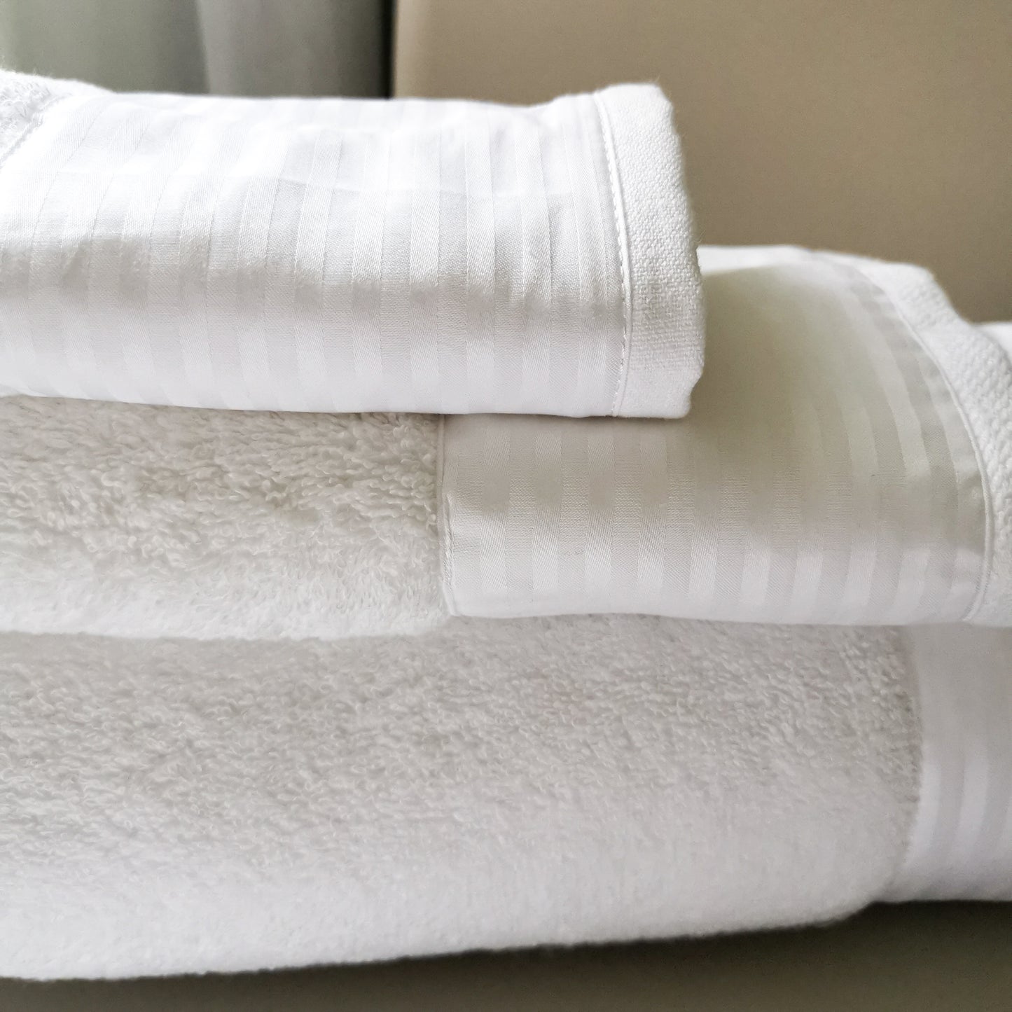 Handtuch mit breiter Baumwoll-Streifenborte Weiss