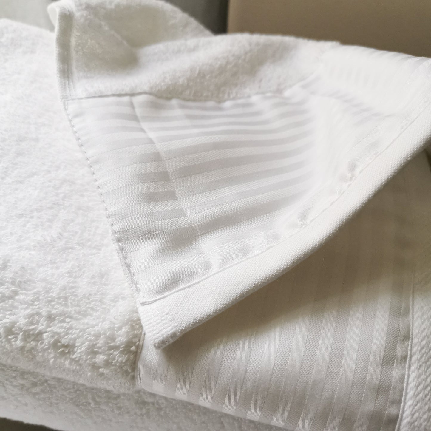 Handtuch mit breiter Baumwoll-Streifenborte Weiss